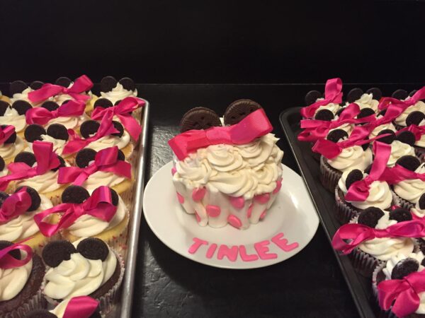 Minnie mouse cupcakes with pink bows.