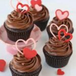 Valentine's day cupcakes on a pink plate.